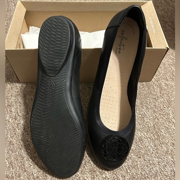 Clarks Womens Gracelin Lola Ballet Flats Black Leather Medallion Size 10M - Picture 2 of 4